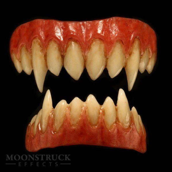 Dientes de aliento de fuego Moonstruck